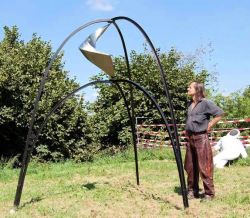 Der Metallbildhauer Albert Grau zeigt erstmals seine Objekte auf der HofmarkArt in Hörbach (Foto: Manuela Rieger)