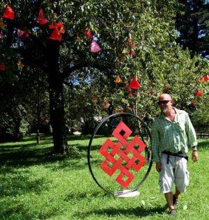 Adam Stubley arbeitet mit zahlreichen Materialien. Die Arbeiten des Künstlers sind nun auch bei der HofmarkArt in Hörbach zu sehen. (Foto: Manuela Rieger)