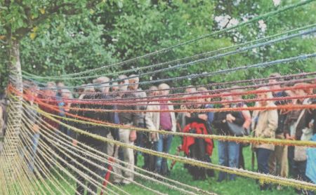 Das Schnurgeflecht von Christl Melle und über 30 andere Kunstwerke schauten sich die Besucher bei einer Führung an. (Foto: Voxbrunner)